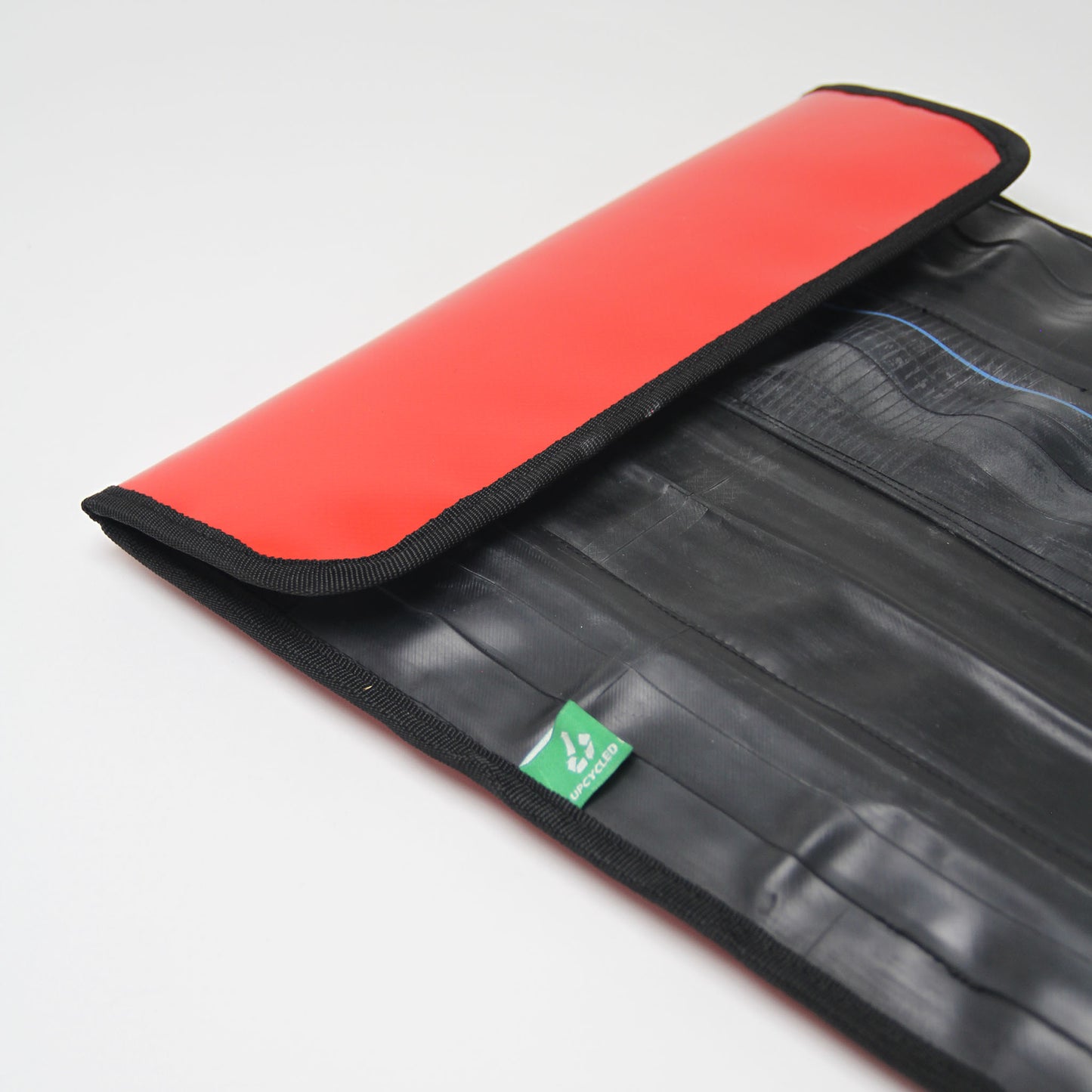 🌟 Laptop Sleeve 16" - Stylish, Sustainable Protection! Designed for MacBook 16", crafted with care. Extra protection, tailored fit, eco-friendly. Upgrade your laptop style sustainably! 💻🌿✨ #SustainableTech #ProtectiveStyle