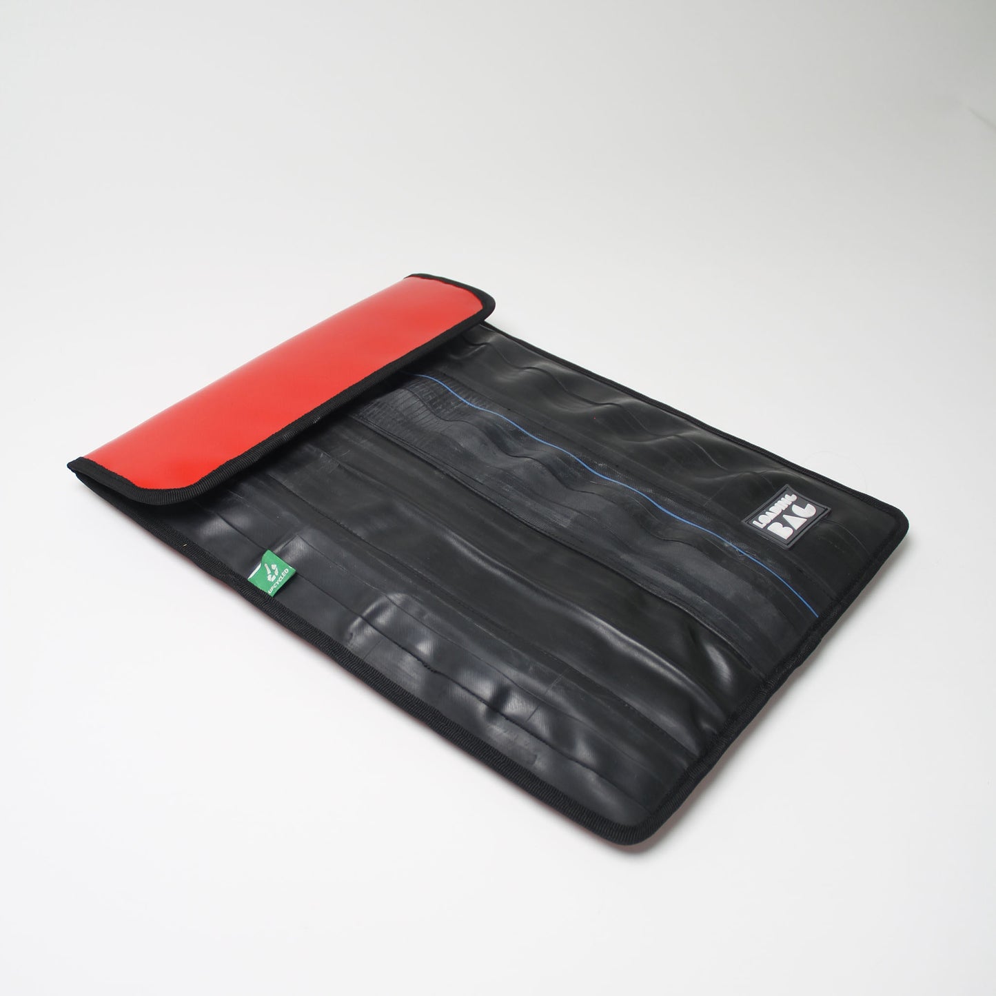 🌟 Laptop Sleeve 16" - Stylish, Sustainable Protection! Designed for MacBook 16", crafted with care. Extra protection, tailored fit, eco-friendly. Upgrade your laptop style sustainably! 💻🌿✨ #SustainableTech #ProtectiveStyle