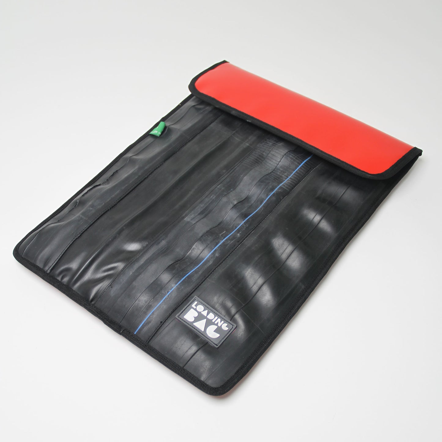 🌟 Laptop Sleeve 16" - Stylish, Sustainable Protection! Designed for MacBook 16", crafted with care. Extra protection, tailored fit, eco-friendly. Upgrade your laptop style sustainably! 💻🌿✨ #SustainableTech #ProtectiveStyle